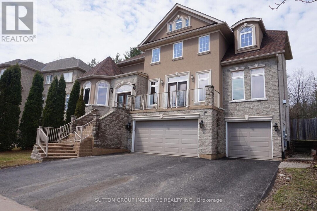 76 Cumming Dr in Barrie, ON - Building Photo