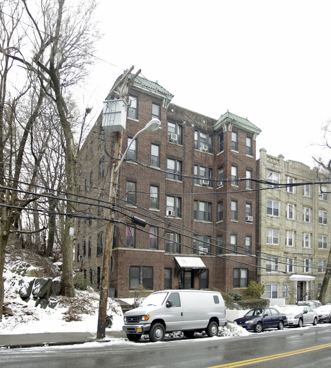 110 Valentine Ln in Yonkers, NY - Foto de edificio - Building Photo