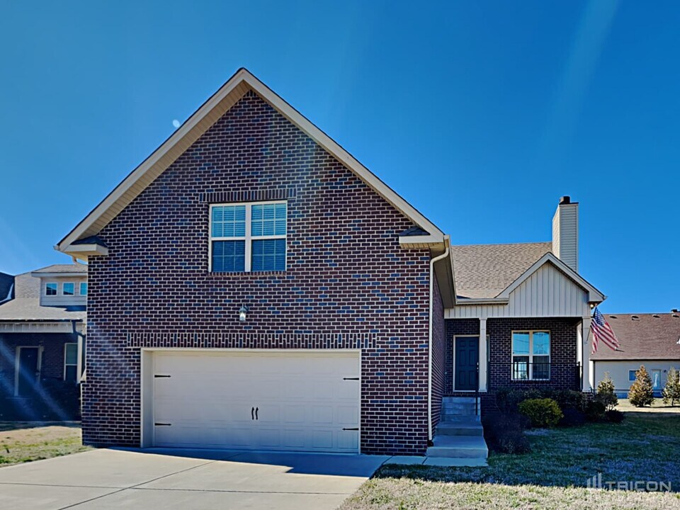 1047 Harper Dean Wy in Gallatin, TN - Building Photo