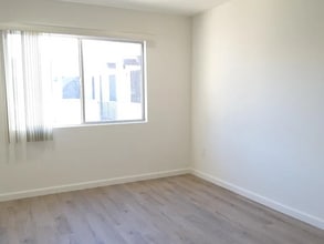 12928 Moorpark St in Los Angeles, CA - Foto de edificio - Building Photo