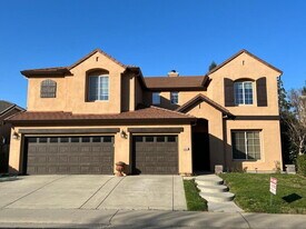 1692 Woodhaven Cir in Roseville, CA - Building Photo