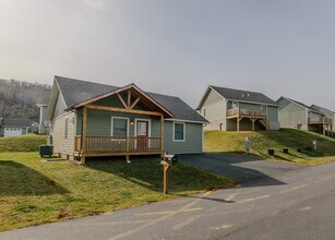 586 Townhomes Pl in Boone, NC - Foto de edificio - Building Photo