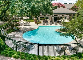 The Village Hill in Dallas, TX - Building Photo