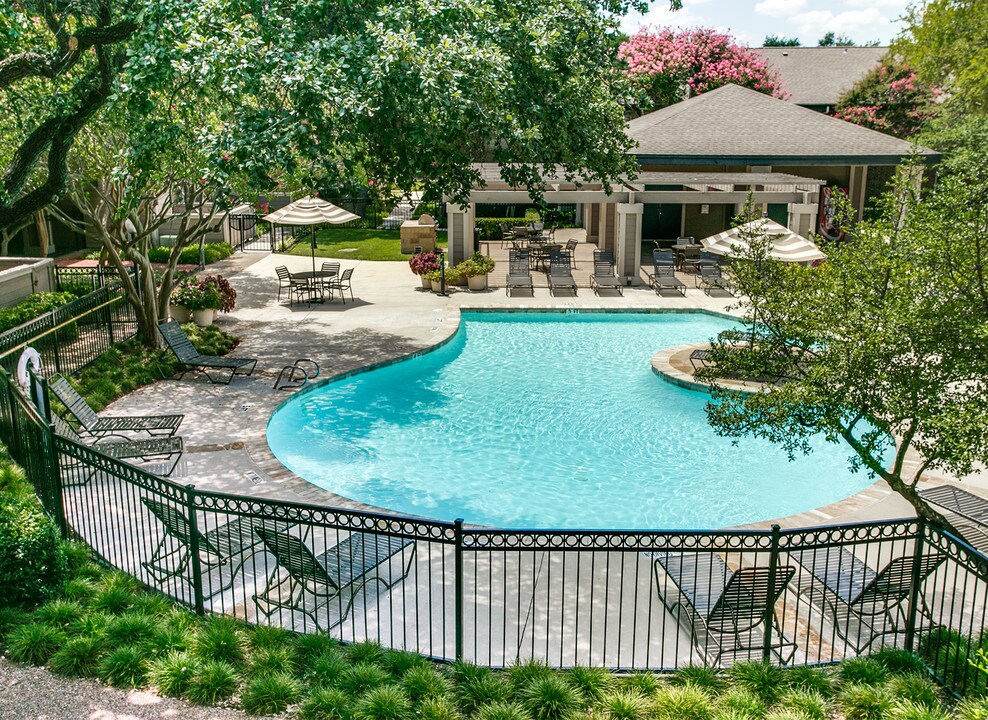 The Village Hill in Dallas, TX - Building Photo