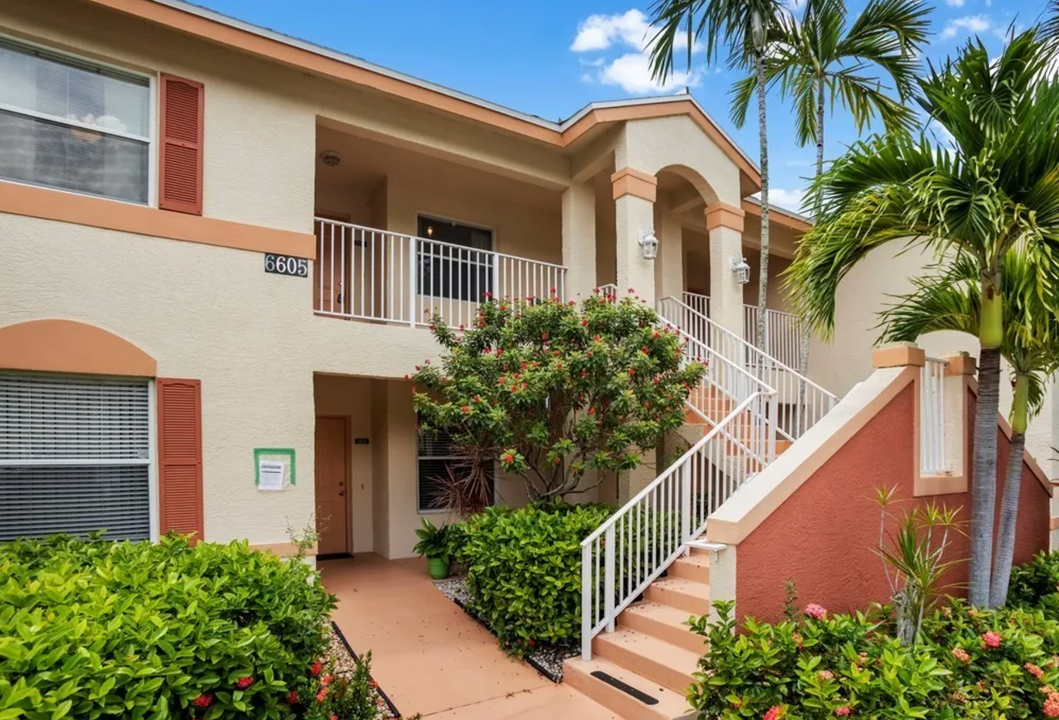 6605 Huntington Lakes Cir in Naples, FL - Building Photo