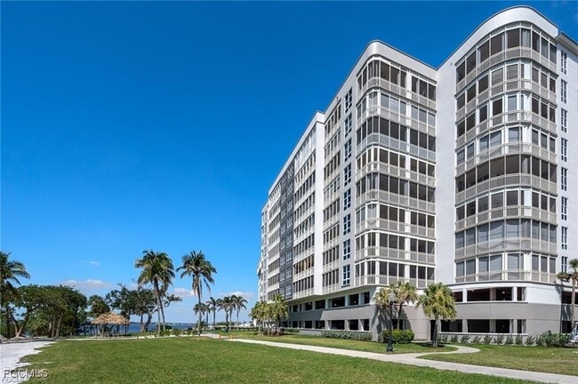 14220 Royal Harbour Ct in Iona, FL - Building Photo - Building Photo