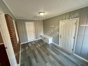 9 W Pocahontas Ln in Kansas City, MO - Building Photo - Building Photo