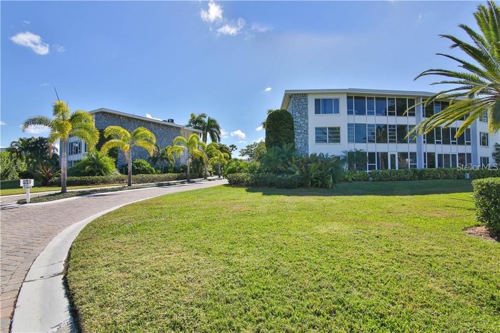 100 Sands Point Rd in Longboat Key, FL - Building Photo