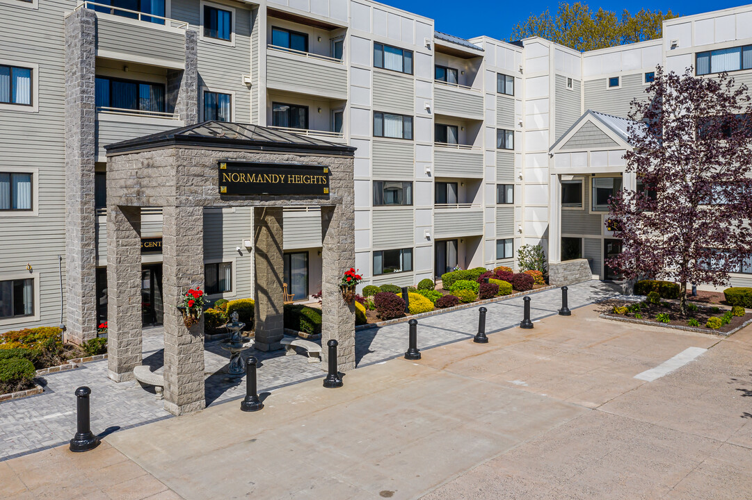 Normandy Heights in New Britain, CT - Foto de edificio