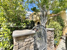 132 N Crescent Heights Blvd in Los Angeles, CA - Building Photo