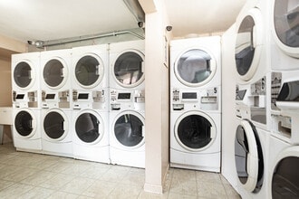 Centennial Gardens in Syracuse, NY - Foto de edificio - Interior Photo