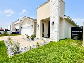 1405 Eagles Ln in Laredo, TX - Building Photo - Building Photo