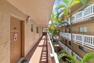 17000 NW 67th Ave in Hialeah, FL - Foto de edificio - Building Photo