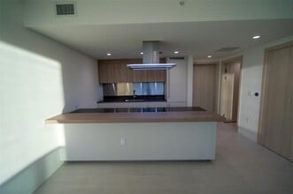 1000 Brickell Plz, Unit 2308 in Miami, FL - Building Photo - Building Photo