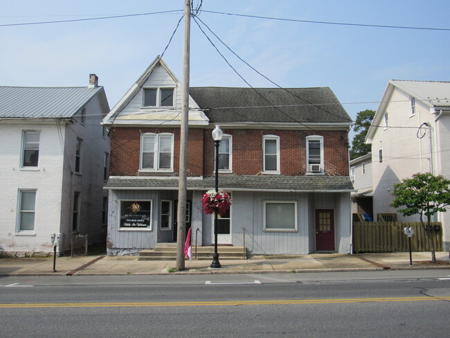 250 W Main St in Waynesboro, PA - Building Photo - Building Photo