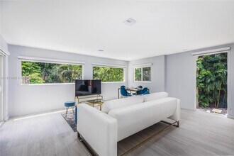 2742 Coacoochee St in Miami, FL - Building Photo - Building Photo