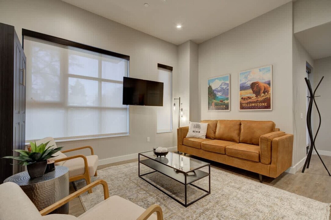 110 W Beall St in Bozeman, MT - Building Photo