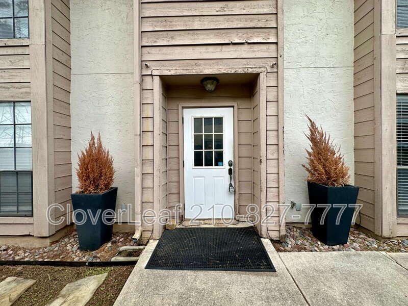 10561 Starcrest Dr in San Antonio, TX - Building Photo