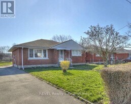 7182 Adams Ave in Niagara Falls, ON - Building Photo