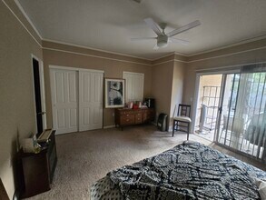 413 Mill Hollow Rd in Las Vegas, NV - Foto de edificio - Building Photo