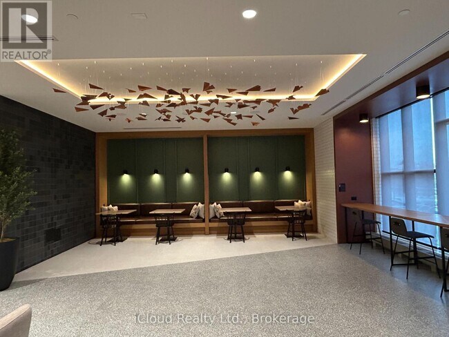 2495 Eglinton Ave W in Mississauga, ON - Building Photo - Building Photo