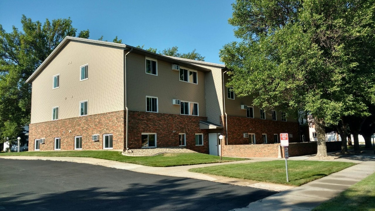 Autumn Grove Apartments in Mitchell, SD - Building Photo