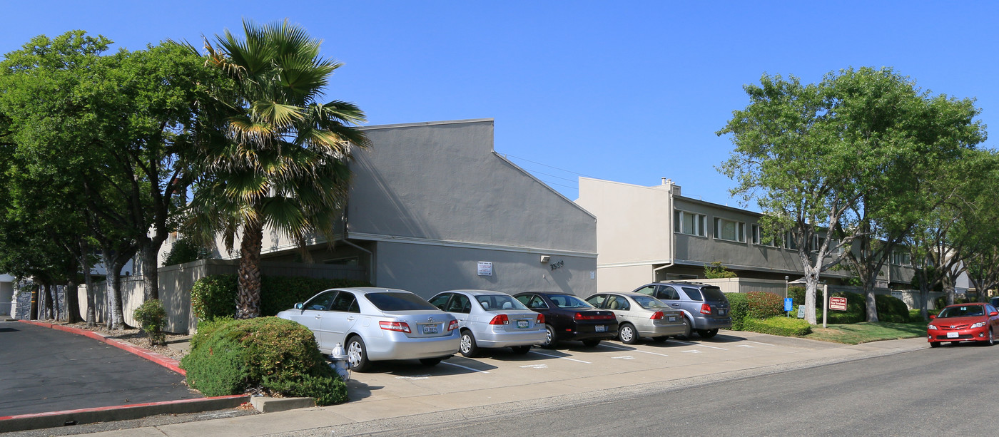 Country Club Plaza in Sacramento, CA - Building Photo