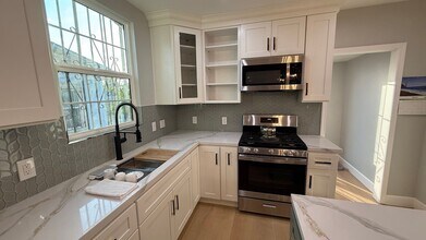 2571 35th Ave in Oakland, CA - Building Photo - Building Photo