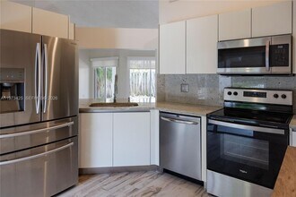 10121 NW 51st Ln in Doral, FL - Building Photo - Building Photo