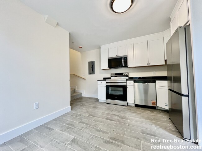 13 Dalby St, Unit 2 in Newton, MA - Building Photo - Building Photo