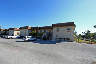 665 Marsh Ave in Ft. Myers, FL - Foto de edificio - Building Photo