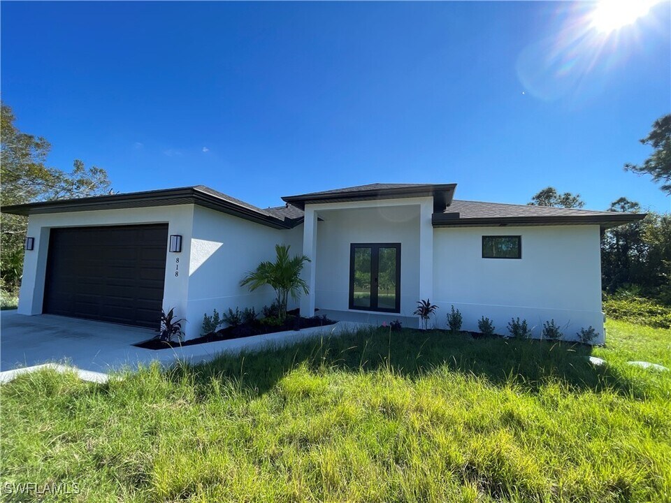 818 Chemstrand St E in Lehigh Acres, FL - Building Photo