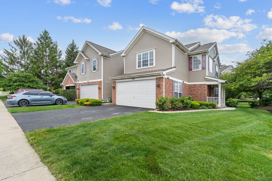 206 Madison Dr in Streamwood, IL - Building Photo