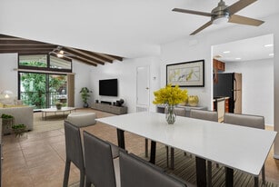 1050 Ramon Rd in Palm Springs, CA - Building Photo