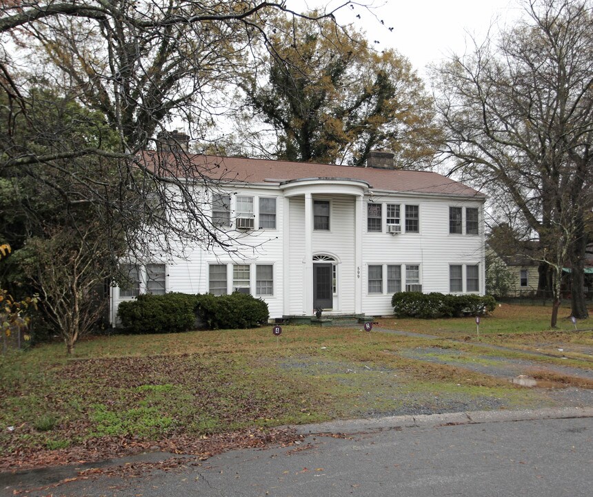 599 SE Colonial Cir in Marietta, GA - Foto de edificio