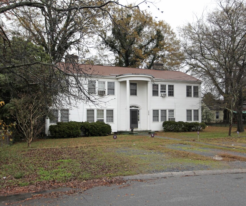 599 SE Colonial Cir in Marietta, GA - Building Photo