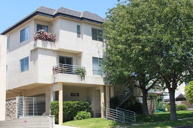 613 E Verdugo Ave in Burbank, CA - Building Photo