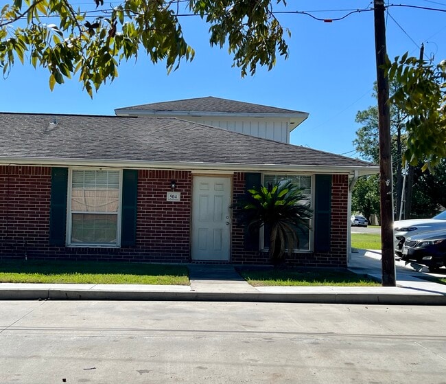504 S 28th St in Nederland, TX - Foto de edificio - Building Photo