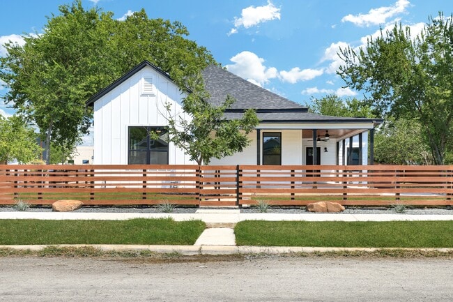 2425 Monterey St in San Antonio, TX - Building Photo - Building Photo