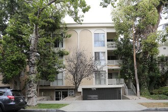 244 N Almont Dr in Beverly Hills, CA - Building Photo - Building Photo