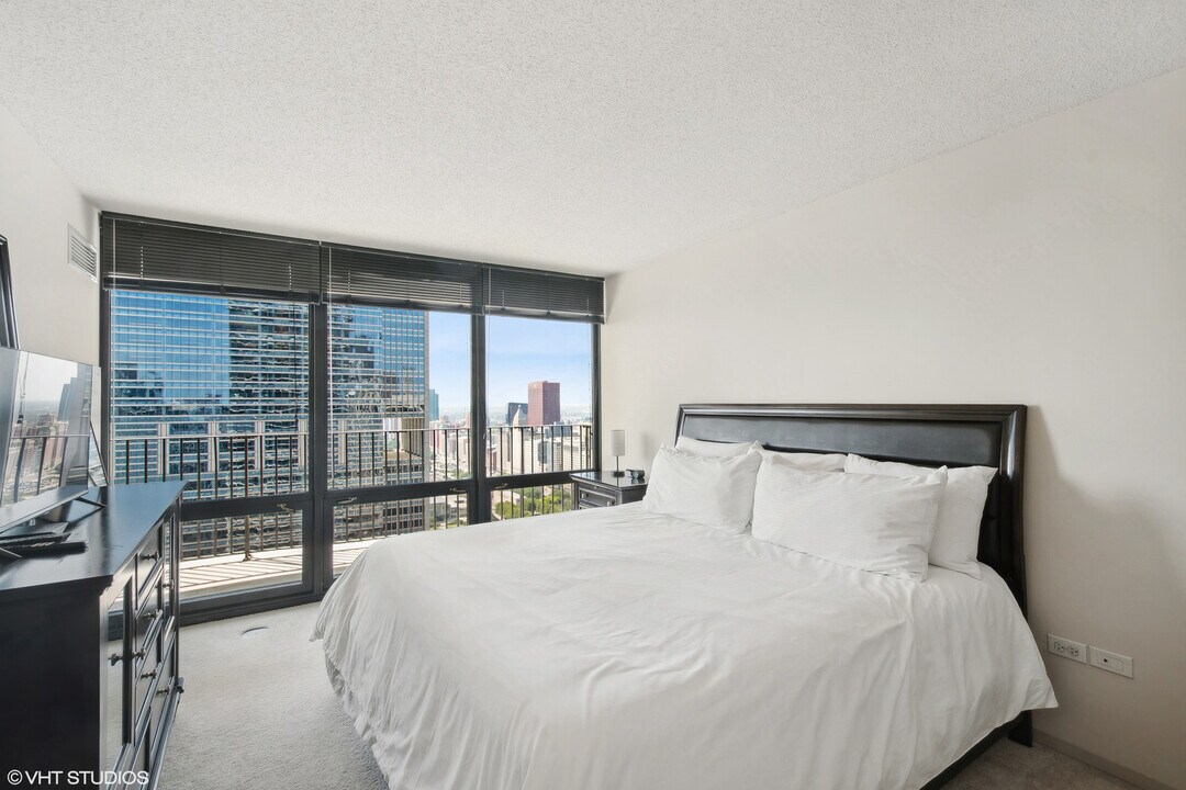 225 N Columbus Dr in Chicago, IL - Building Photo