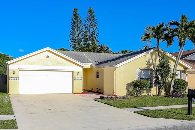 21080 Woodspring Ave in Boca Raton, FL - Foto de edificio - Building Photo