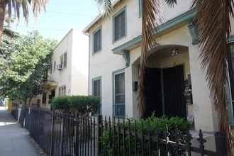 5520 Franklin Ave in Los Angeles, CA - Building Photo - Building Photo