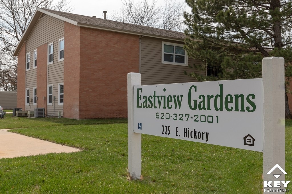 Eastview Gardens in Hesston, KS - Foto de edificio