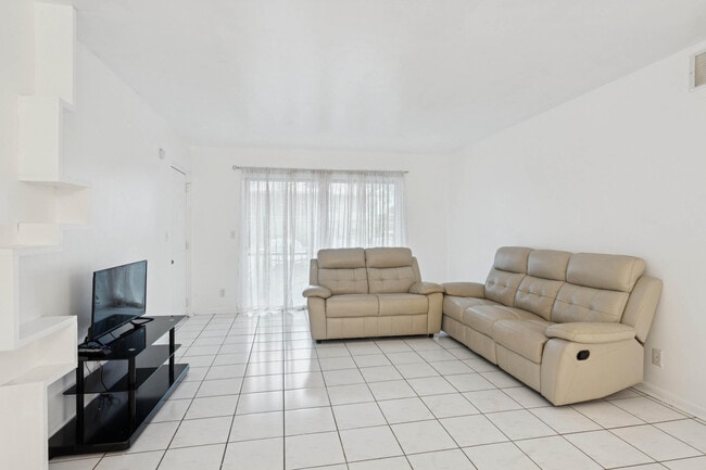 9930 Pineapple Tree Dr in Boynton Beach, FL - Building Photo - Building Photo