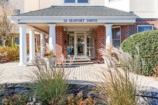 10 Seaport Dr in Quincy, MA - Building Photo