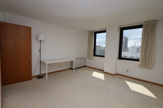 220 Broadway Ave S, Unit 911 in Rochester, MN - Foto de edificio - Building Photo