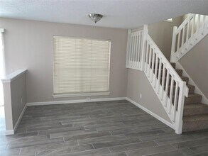 17031 Lone Fir Dr in Spring, TX - Foto de edificio - Building Photo