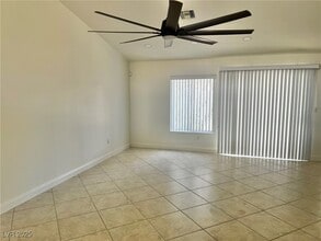 9661 Blue Bell Dr in Las Vegas, NV - Foto de edificio - Building Photo