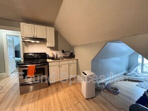 76 Sanford Ave S in Hamilton, ON - Building Photo - Building Photo